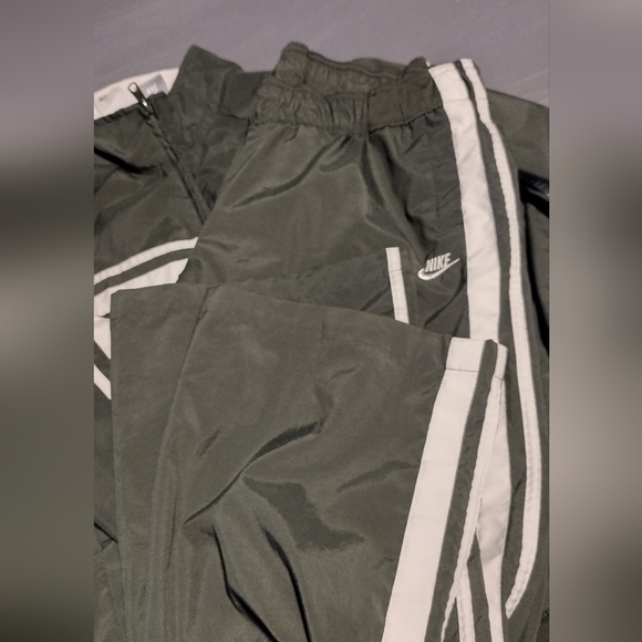 Nike Sportswear - Picture 4 of 9